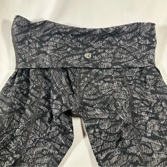 Lululemon Wunder Under Crop High-Rise Roll Down Scallop Origami Lace Black sz 4 - Picture 8 of 8